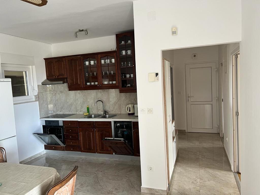 Apartment With 2 Balconies And Sea View 오미스 외부 사진